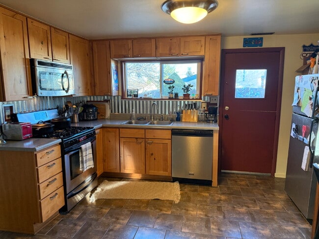 Building Photo - Two Bedroom Duplex in Golden!!