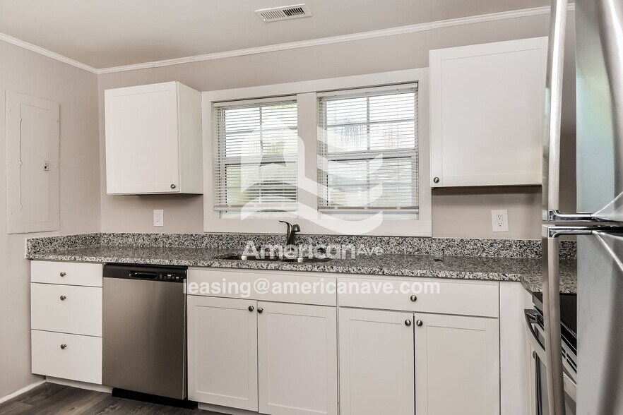 Building Photo - 613 Chesnut St