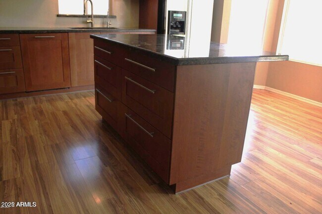 Building Photo - 1221 W Chicago St