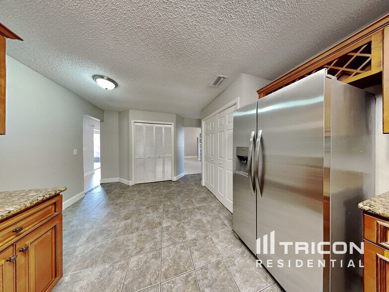 Building Photo - 19203 Sunlake Blvd