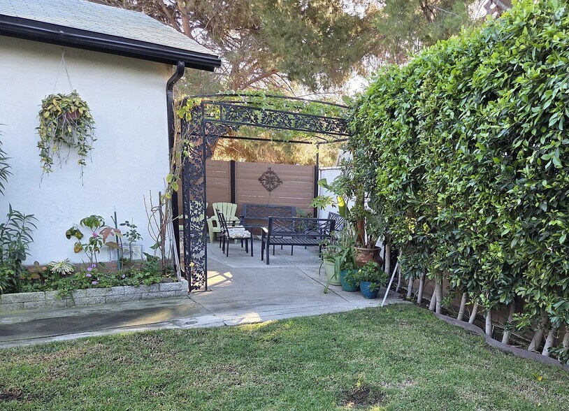 Building Photo - 11536 Cumpston St