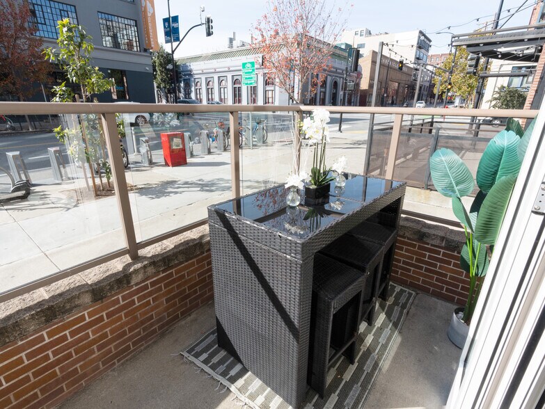 Building Photo - 88 King St