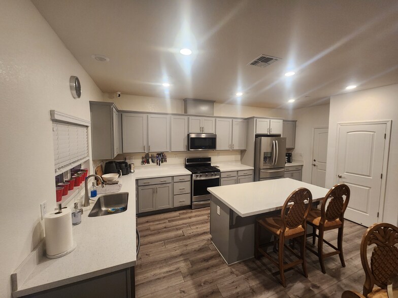 Building Photo - 2986 Portage Way