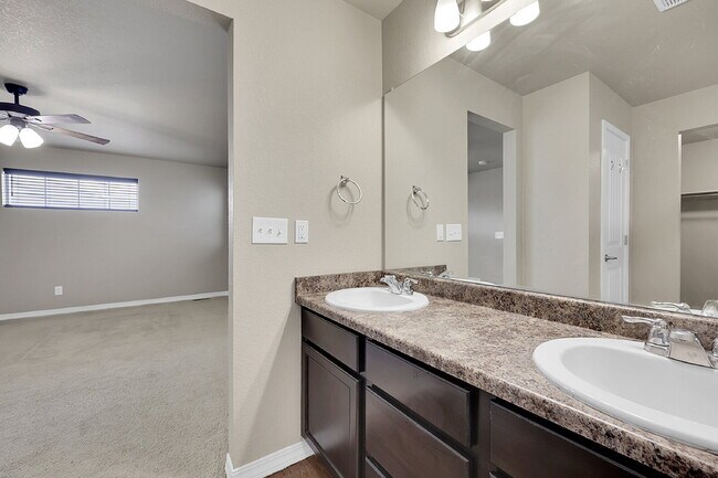 Building Photo - $2,645 - 3 Bed, 2.5 Bath Home with Fenced ...