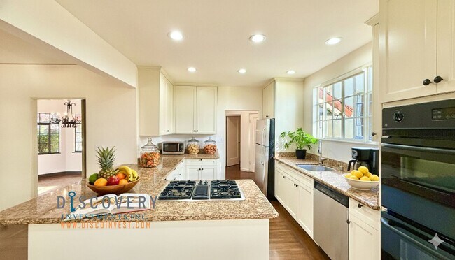 Building Photo - Oakmore 3+ Bedroom Spanish Mediterranean Home