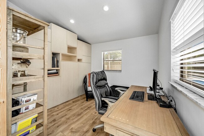 Building Photo - 938 Pembroke Ave NE