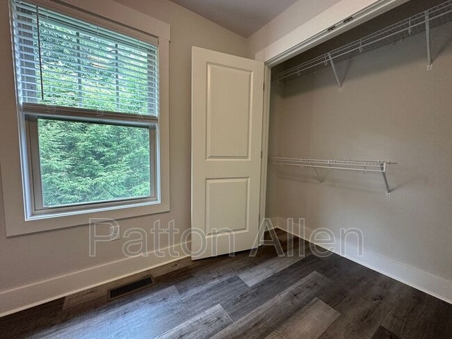 Building Photo - 129 Aurora Dr