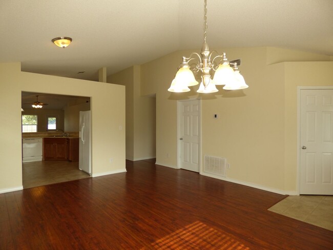 Building Photo - Great 4 Bedroom in Pensacola