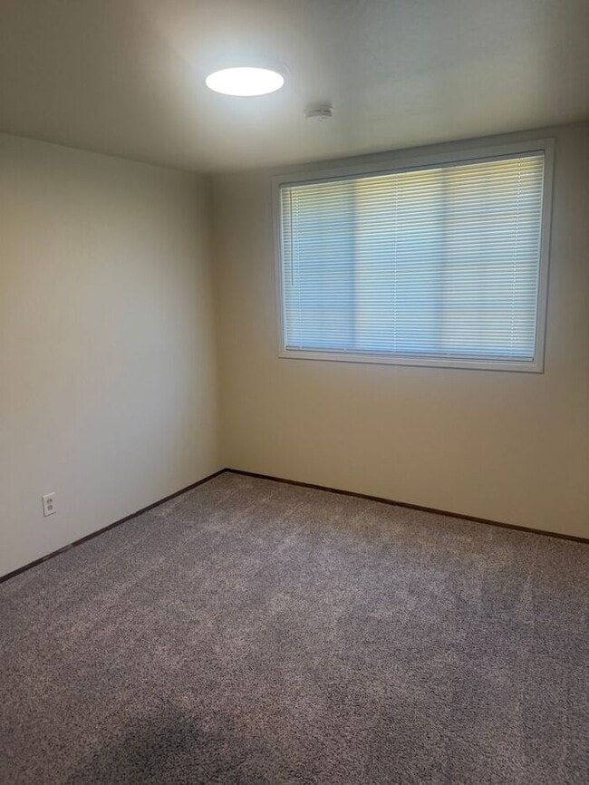 Building Photo - Charming 3 bedroom 2 bath home