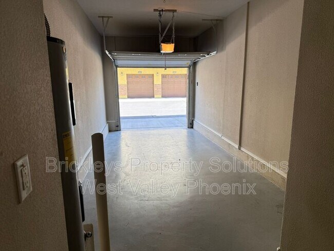 Building Photo - 2725 E Mine Creek Rd