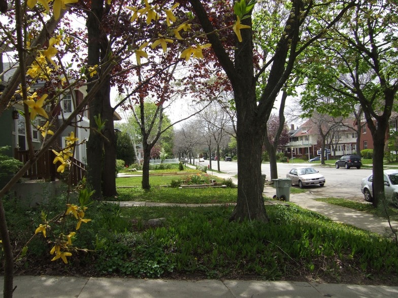 Looking South. - 3030-3032 N Downer Ave