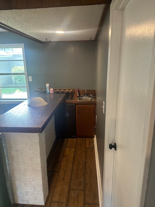 Building Photo - 221 Belaire Dr