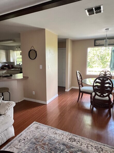 Kitchen, dining - 5480 Avenue B