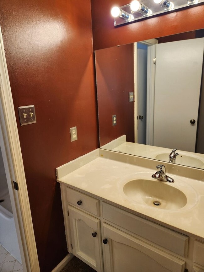 Building Photo - Indian Lake Town Homes #23B,  Northport 35473