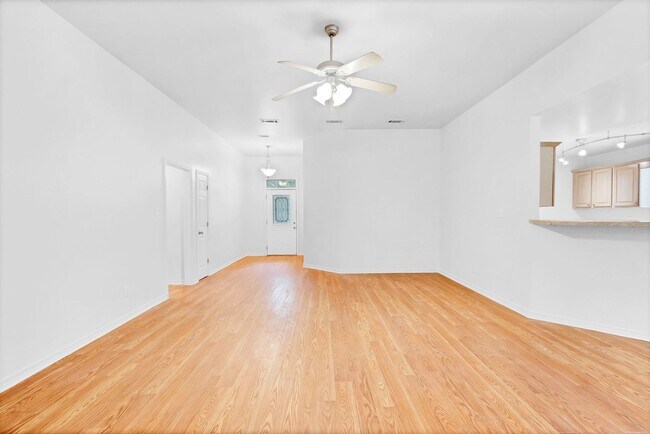 Building Photo - 4/2 in Stratford Glen Subdivision