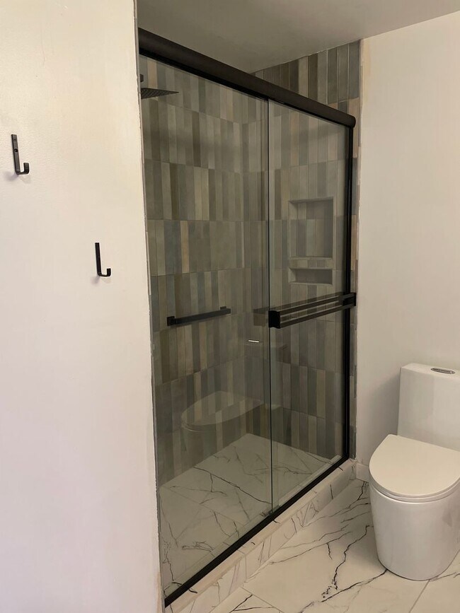 Building Photo - $300 OFF 1st Month's RENT!! - East Medford...