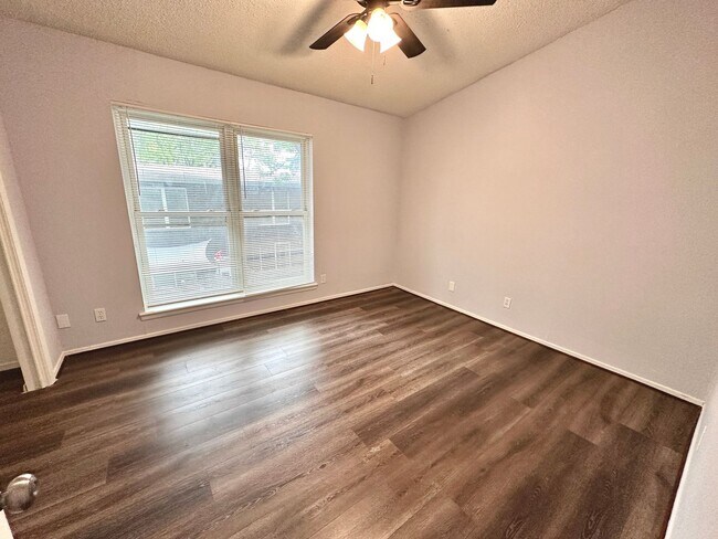 Building Photo - 3822 Southway Dr
