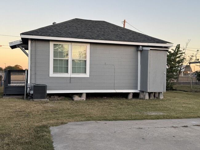 Building Photo - 413 Osage St