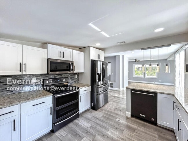 Building Photo - Lovely 3-Bed, 2-Bath Home with Modern Comf...