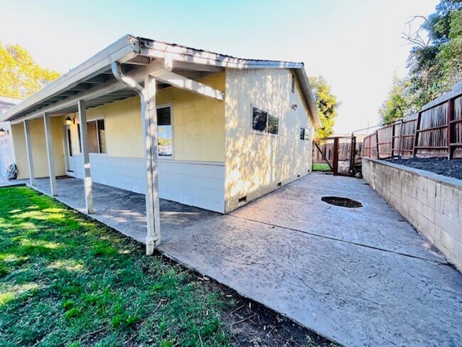 Building Photo - Charming and Move-in Ready 3BD/2BA, Single...