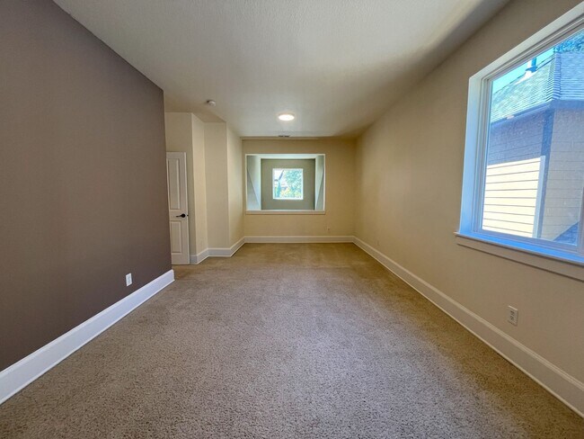 Building Photo - Bright & Airy Home with Granite Kitchen, V...