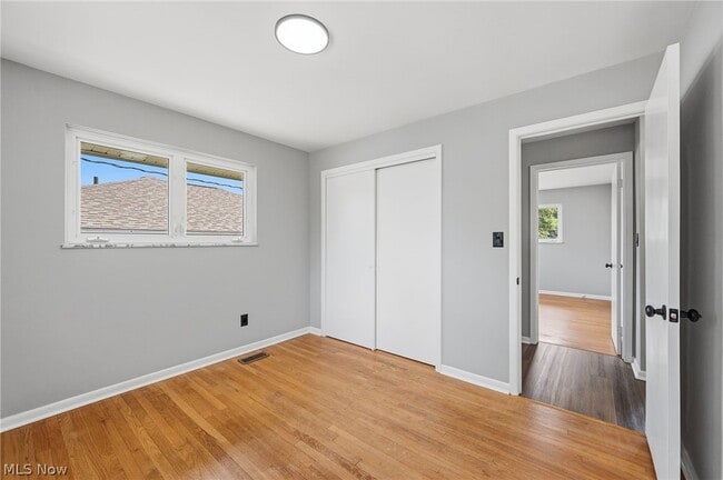 Building Photo - 333 E Ridgewood Dr