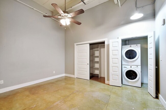 Building Photo - 3363 E Commerce St