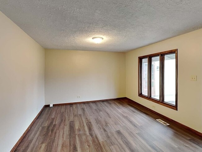 Building Photo - 16400 Sherwood Dr