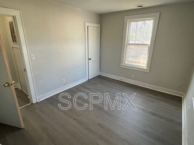 Building Photo - 2653 Lawrence Ave