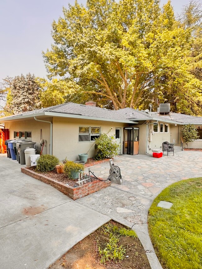 Building Photo - 991 Piedmont Dr