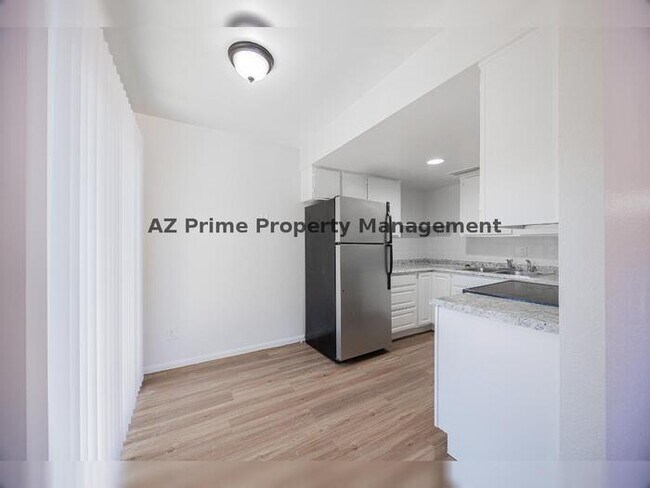 Building Photo - 925 W Peoria Ave