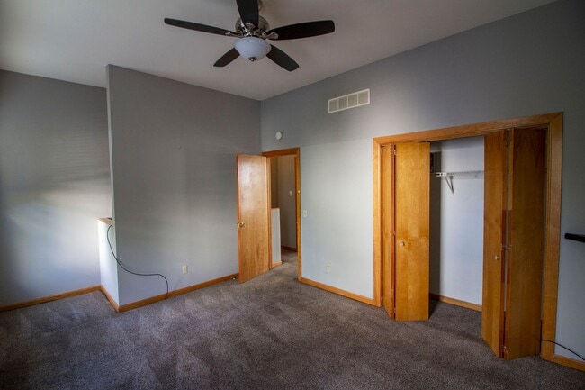 Building Photo - Large Townhome w/ garage in sought after Gate District!