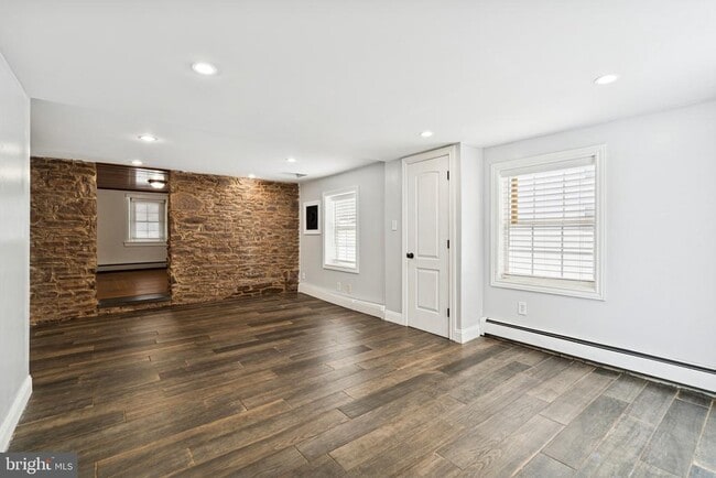 Building Photo - 1687 E Main St