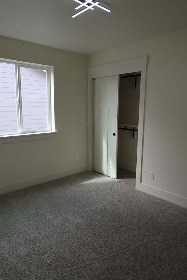 Building Photo - Seven Oaks Luxury Duplexes - New, Light, Bright, and Spacious!!