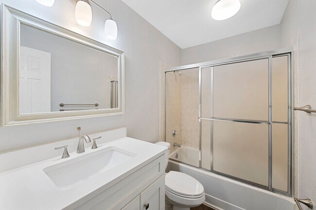 Building Photo - Beautiful 2 Bed 2 Bath Townhouse in Otero Ridge