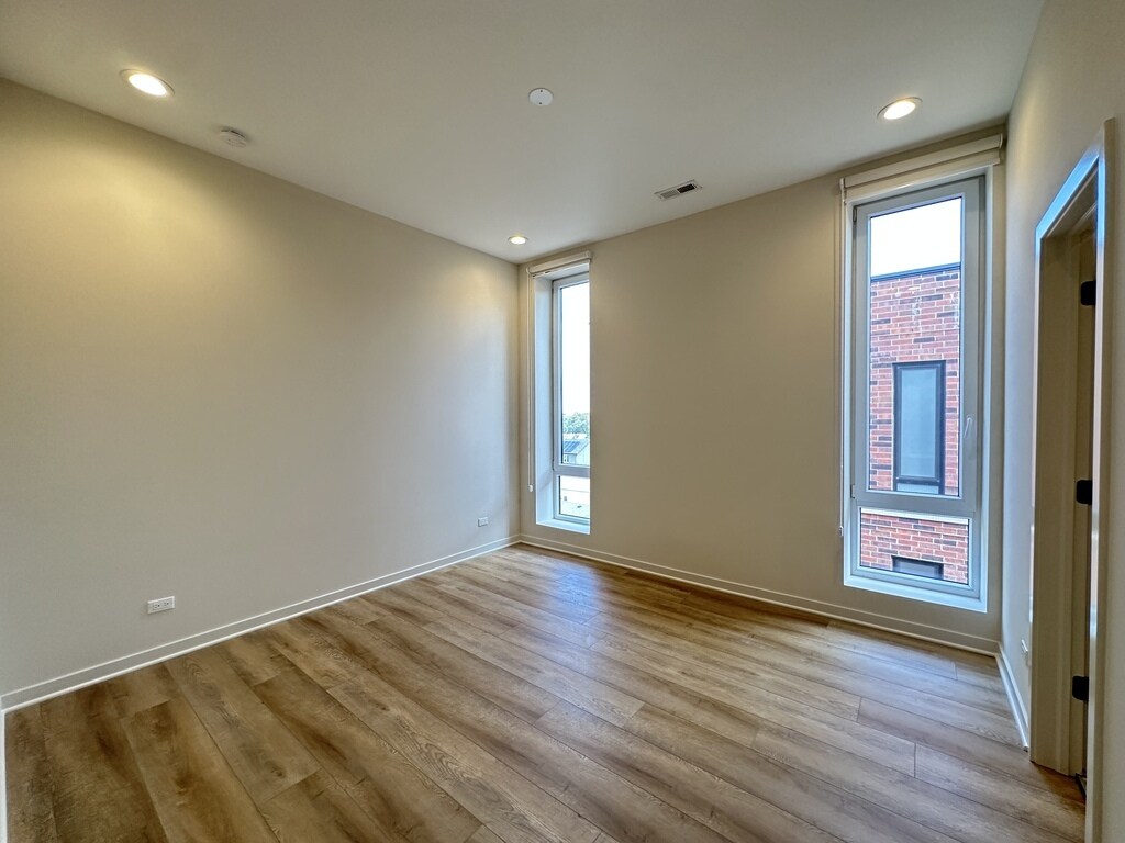 Building Photo - 3207 N Narragansett Ave