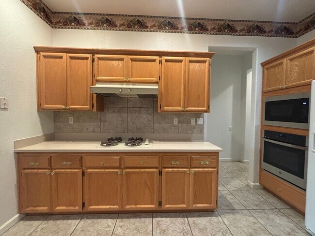 Building Photo - Beautiful 3 Bedroom 3 Bath Home