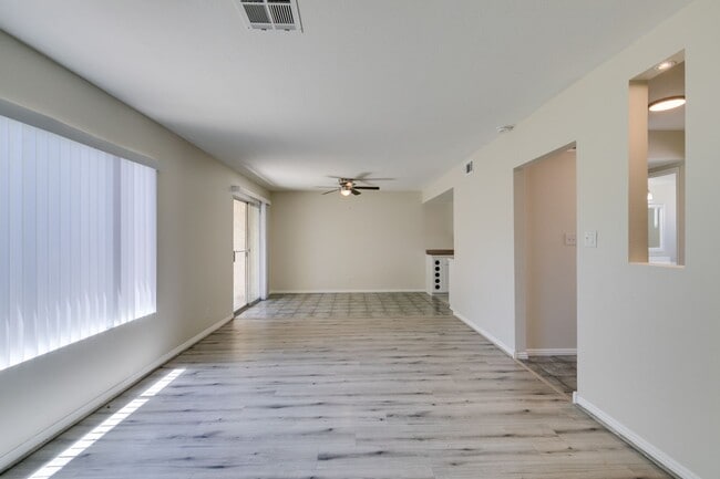 Building Photo - 2 Bedroom Townhome with 2 car attached garage in Henderson