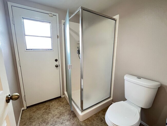 Building Photo - Large 4 bedroom home in Orangecrest for rent!