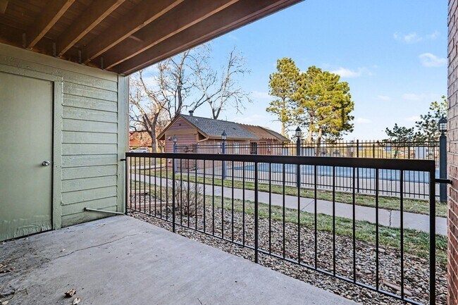 Building Photo - Ground Level Condo! 1 Bed 1 Bath In Littleton!