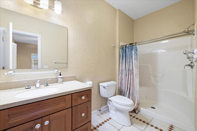 Building Photo - Bright and Spacious Home on Cascades Rd