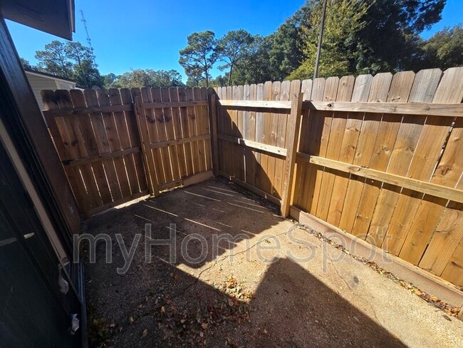 Building Photo - 8430 Country Walk Dr