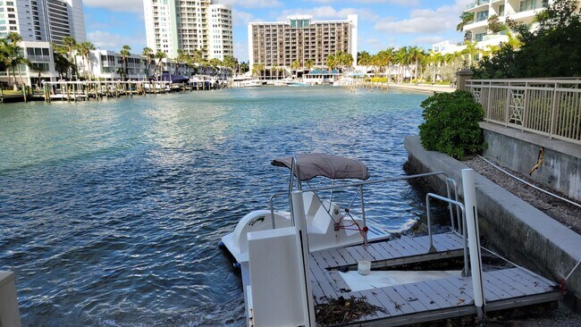 Building Photo - Seasonal/short term 3/2 renovated Ritz Carlton beauty with long water views