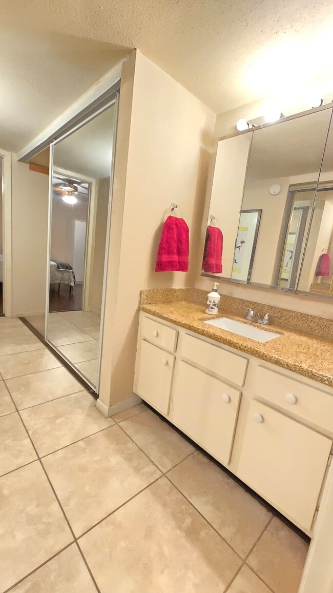 Building Photo - 9000 Bissonnet St