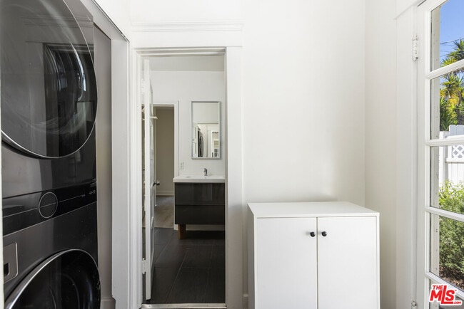 Building Photo - 1553 N Stanley Ave