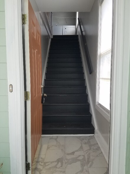 Building Photo - 307 W 41st St
