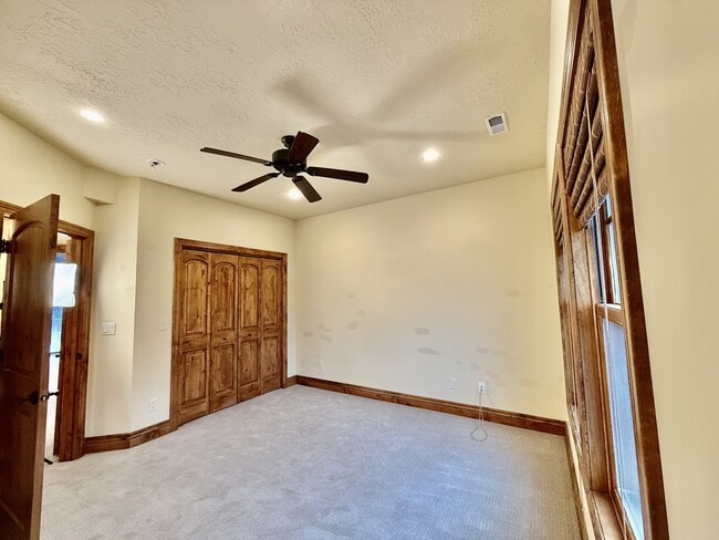 Building Photo - 6819 S Greenfield Way