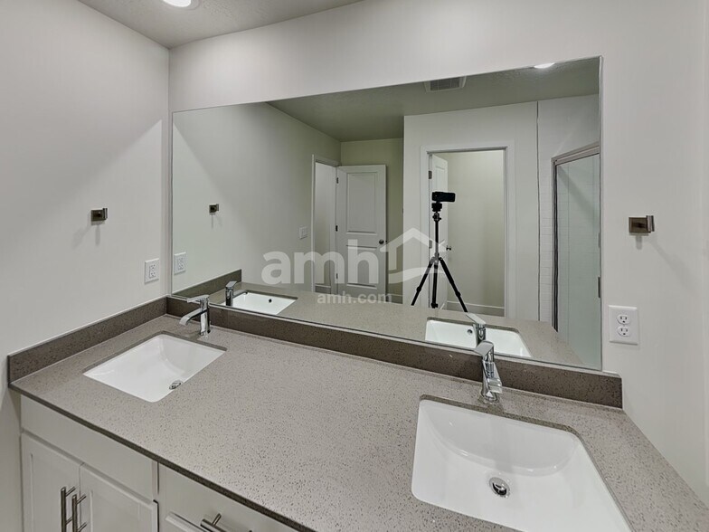 Building Photo - 1221 Redbud Dr