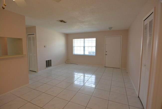 Building Photo - East Orlando 3/2 duplex. TILE FLOORS, Fresh paint, community pool!