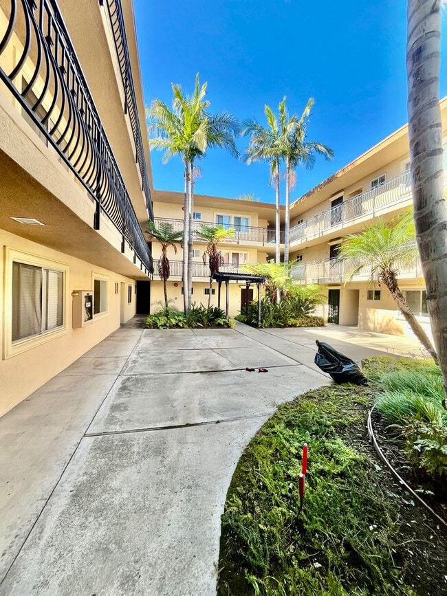 Building Photo - 7555 Linda Vista Rd
